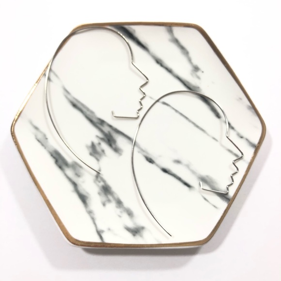 *Silver Wired Face Outline Minimalist Hoop Earring - Picture 4 of 4